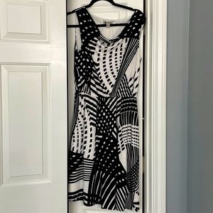 Sleeveless black and white dress